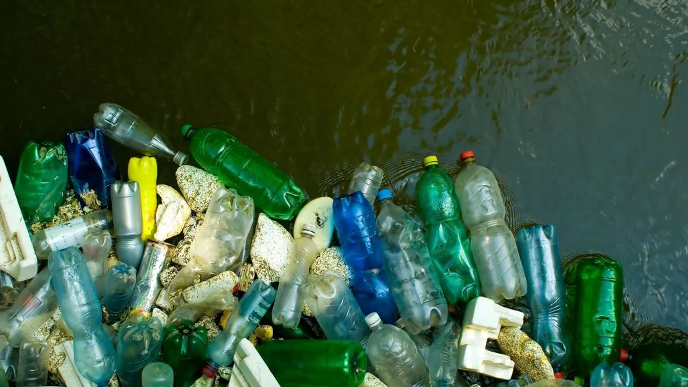 Fuldoklik a Duna-part a műanyagban: a hulladék nagy része a Coca-Colához köthető