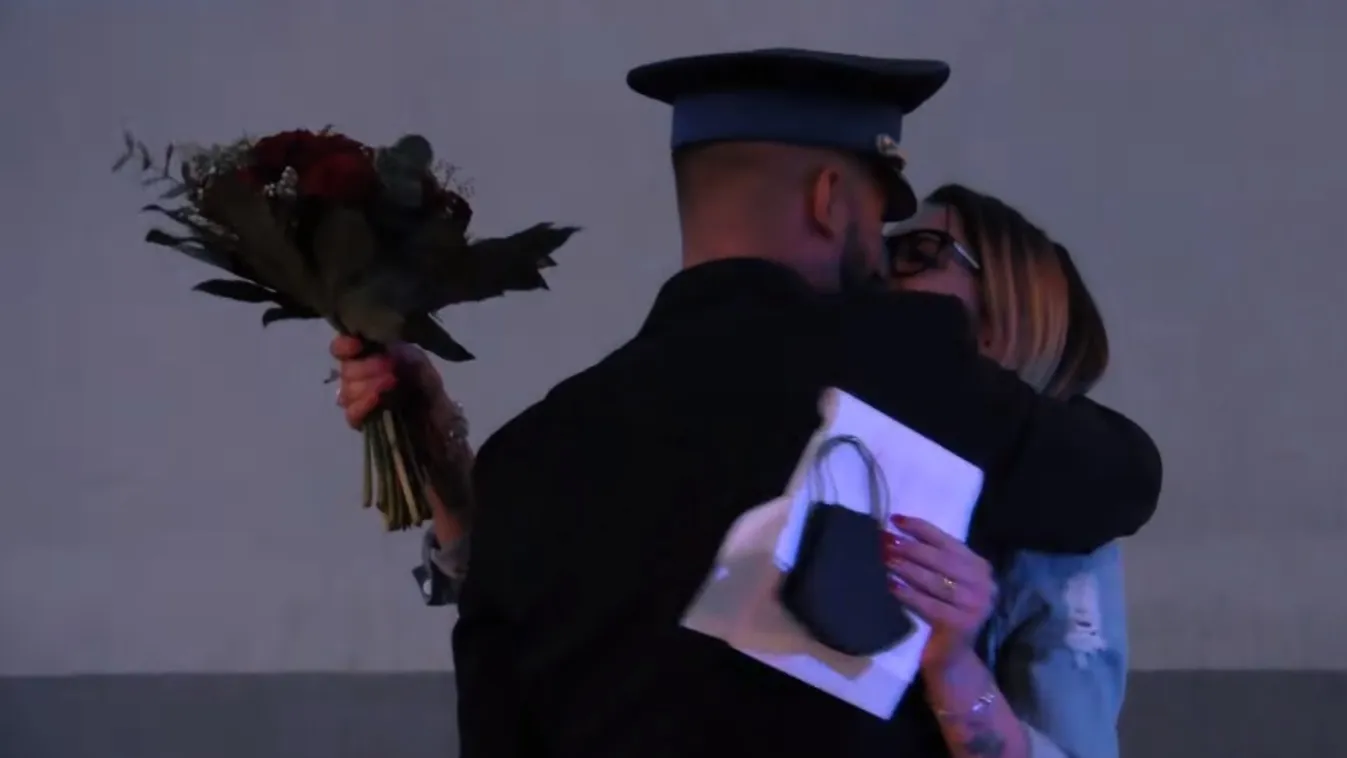 Igazoltatást színlelve kérte meg barátnője kezét egy rendőr