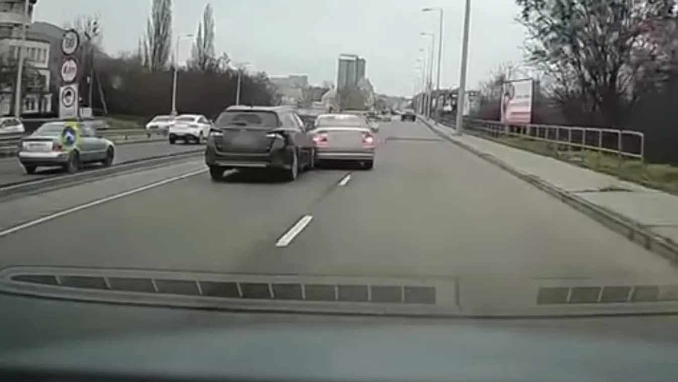 Dühből rántotta a BMW-s a Toyota elé a kormányt, el is kaszálta azt + videó