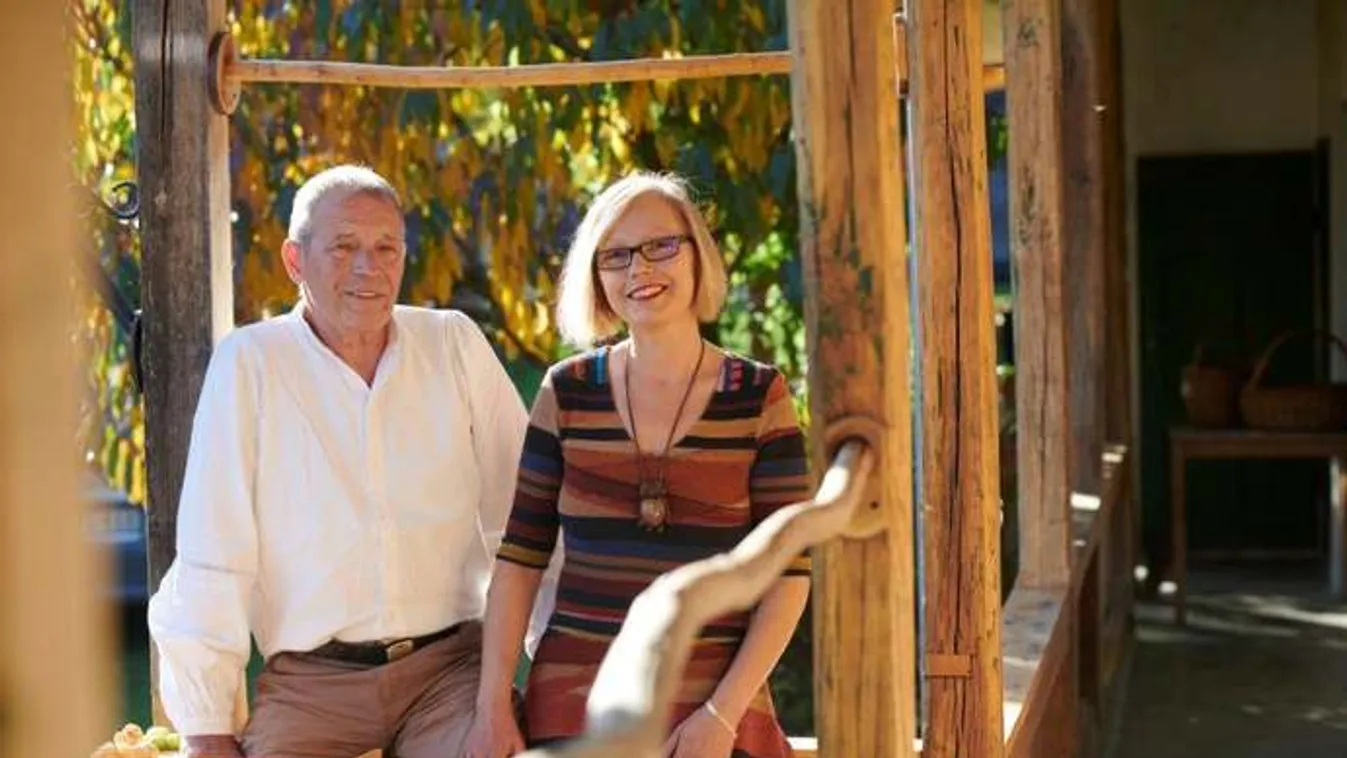 Csűrszínpad és istállógaléria