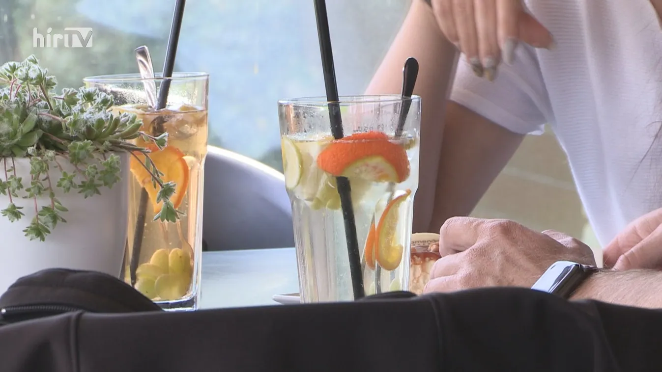 Nem csak az éttermek és a kávézók, hanem a vendégek is betartják a szabályokat