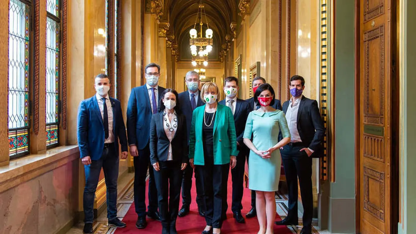 A baloldal kitart a keleti vakcinákat támadó álláspontja mellett