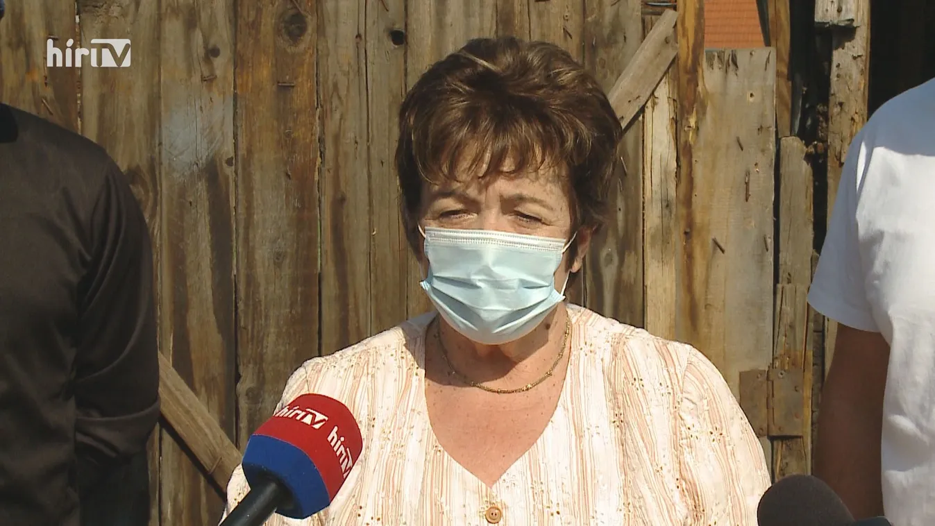 Rászoruló családok kaptak fertőtlenítőszer-csomagot