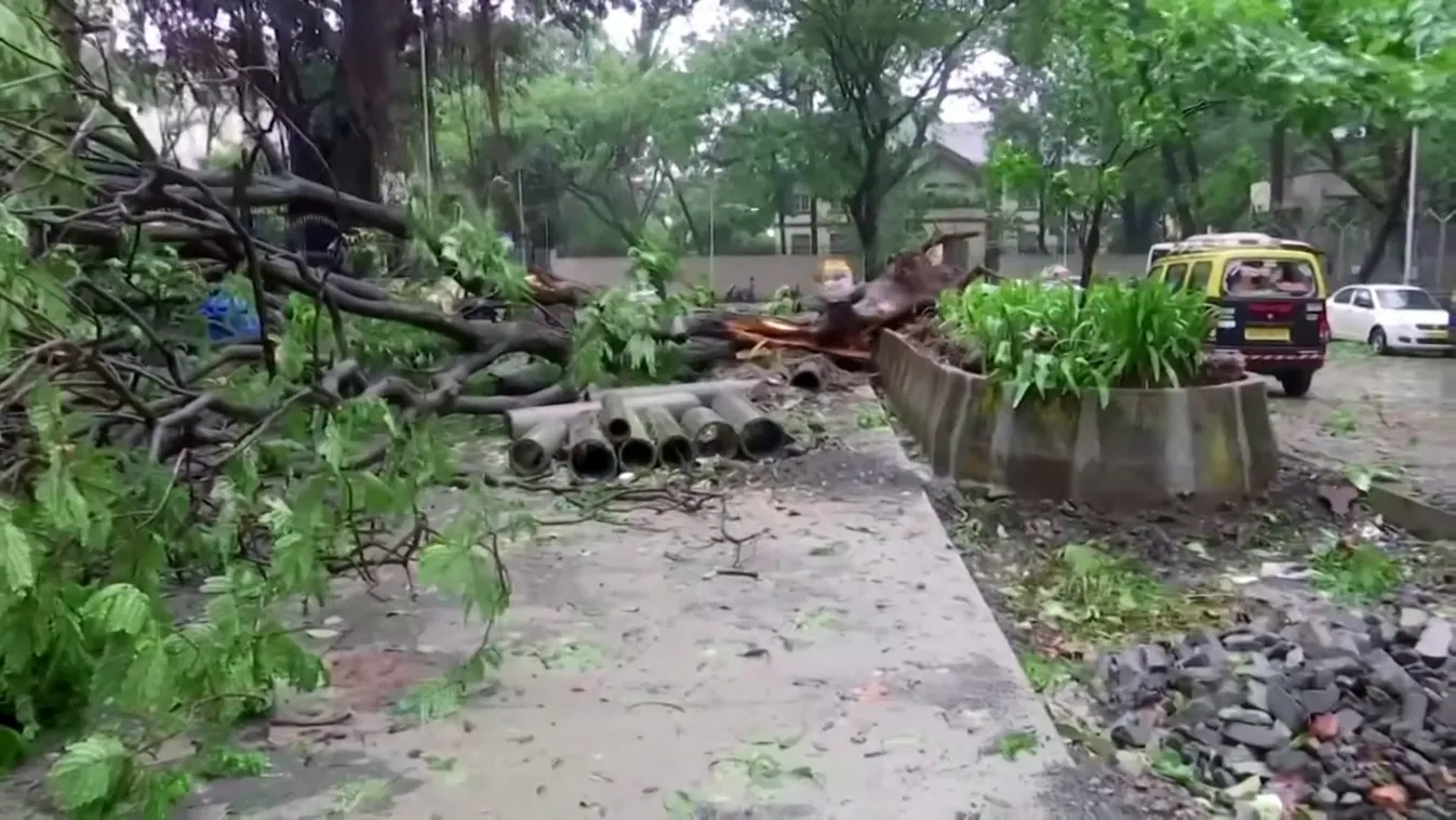 Évtizedek óta nem látott vihar pusztít India nyugati partvidékén