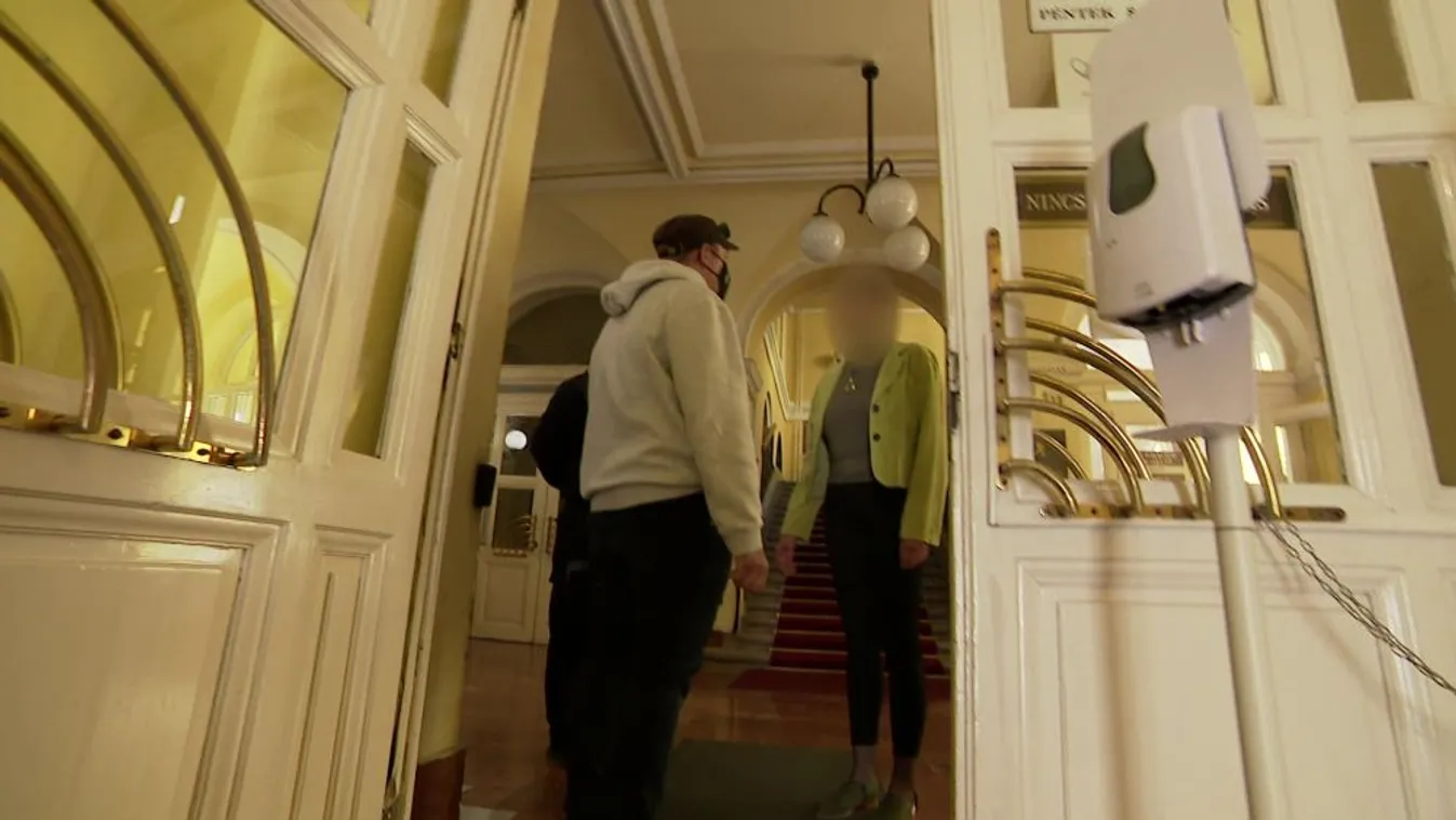 Menekülnek az emberek Pikó András hivatalából