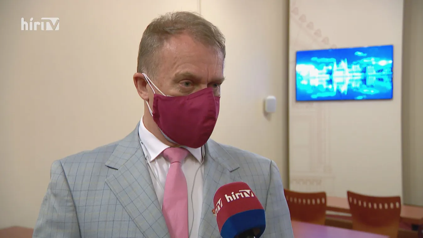 Varju László tagadja, hogy a kínai vakcina ellen nyújtottak volna be javaslatot