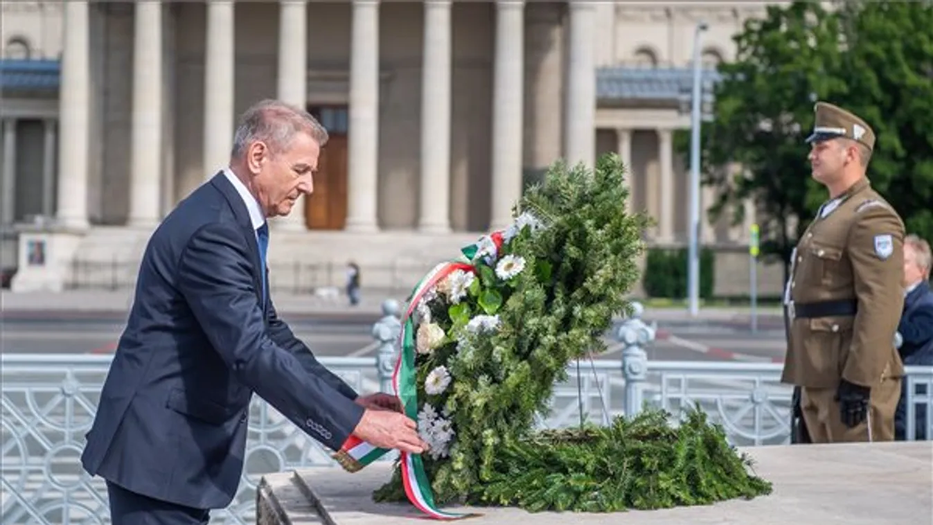 Benkő Tibor megkoszorúzta a Magyar Hősök Emlékkövét
