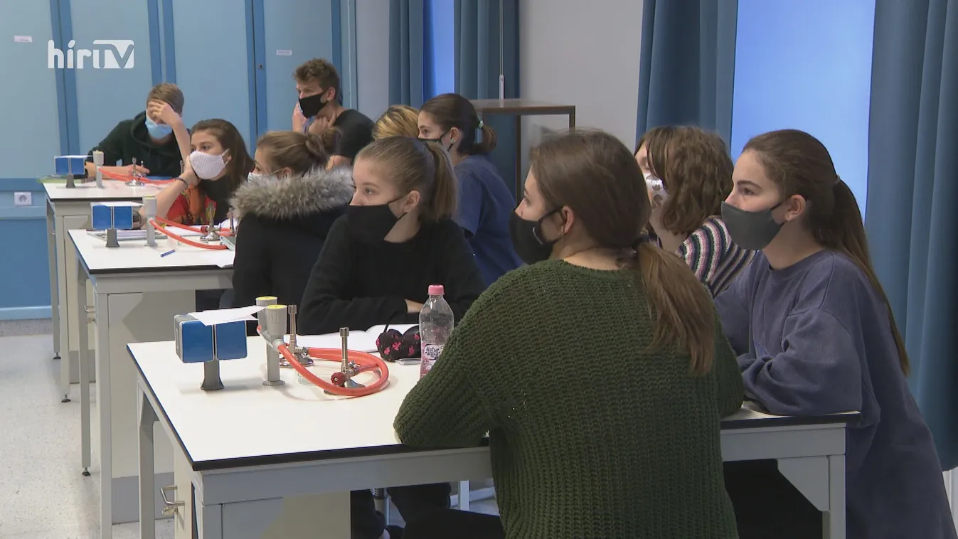 Hétfőtől visszatérnek a jelenléti oktatáshoz a középiskolások és a felső tagozatosok is