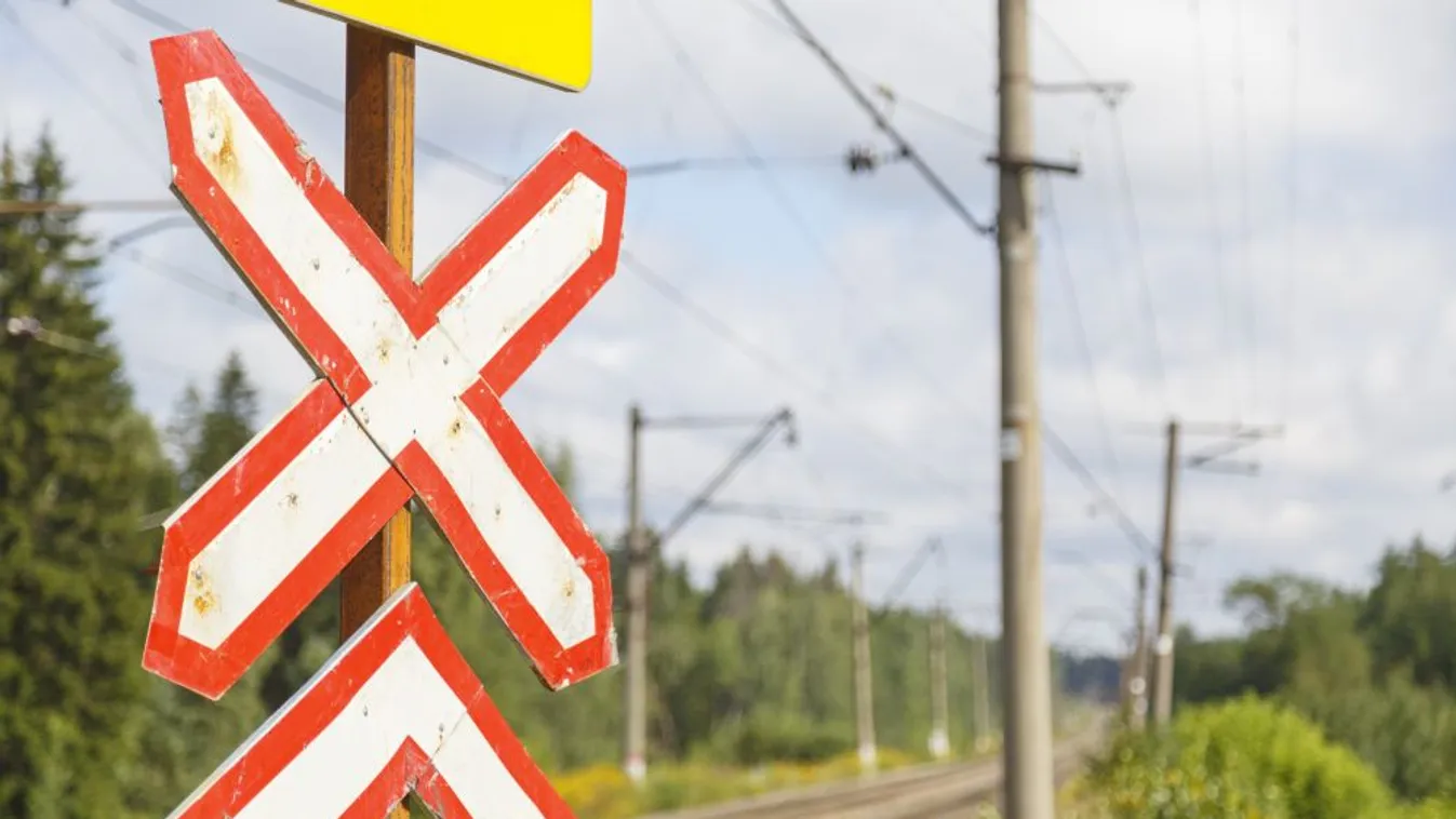 Személyvonatnak ütközött egy autó Mezőtárkányban