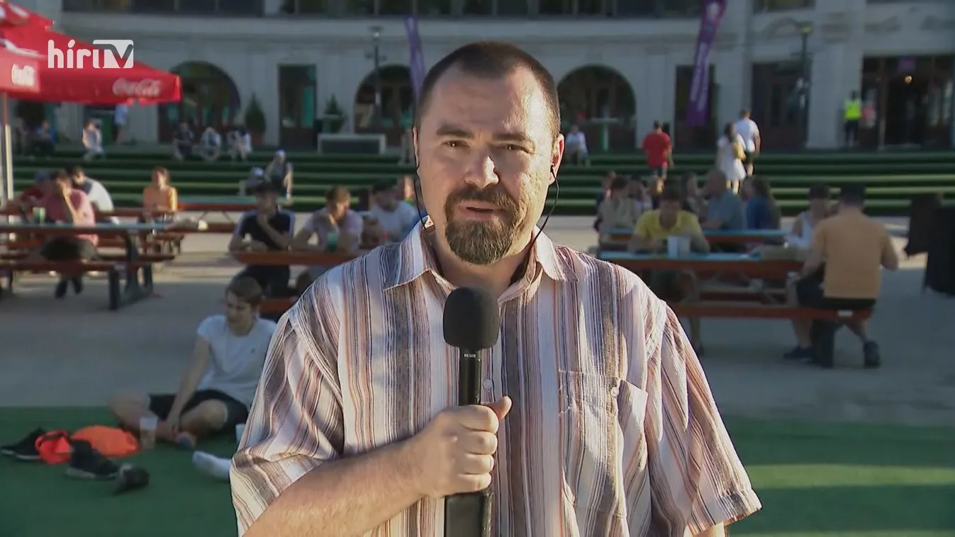 Sokan nézik kivetítőn a meccseket