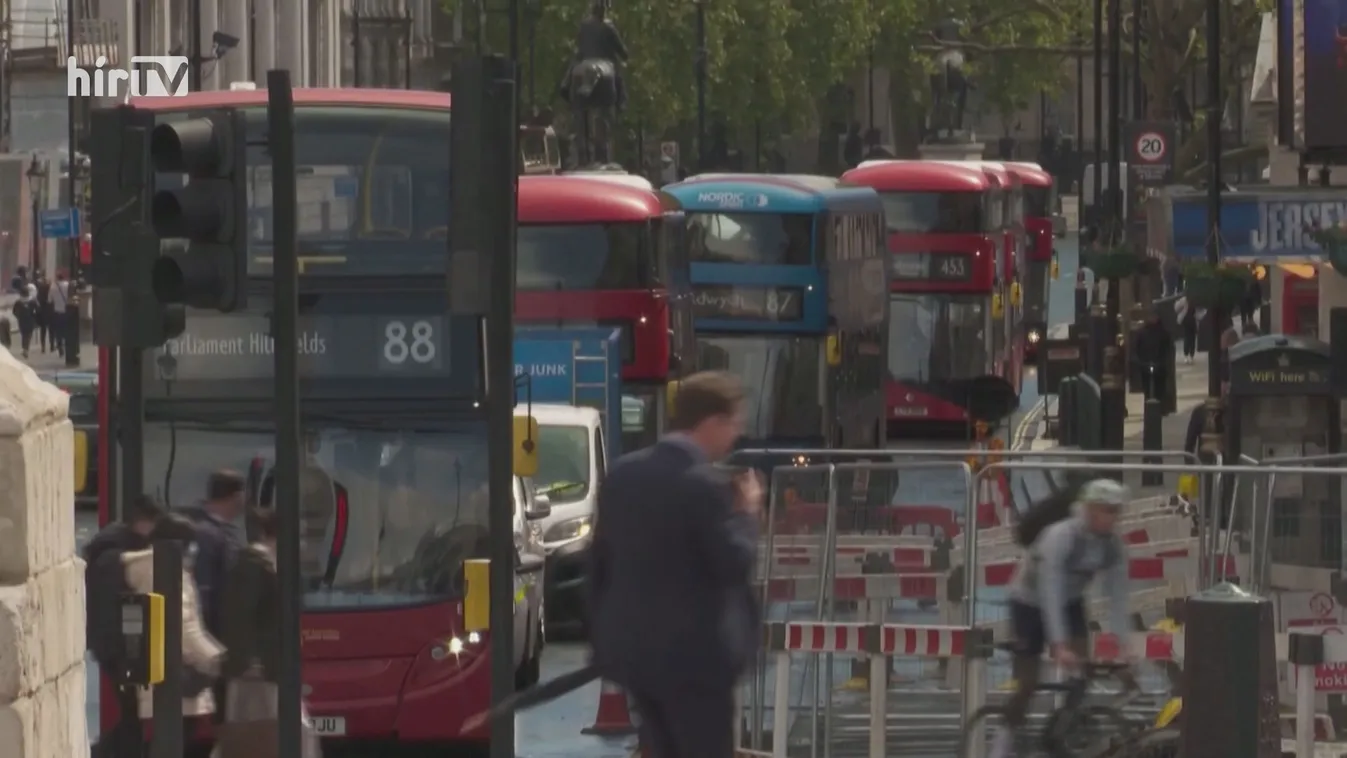Jóváhagyta a londoni parlament a nyitás elhalasztását