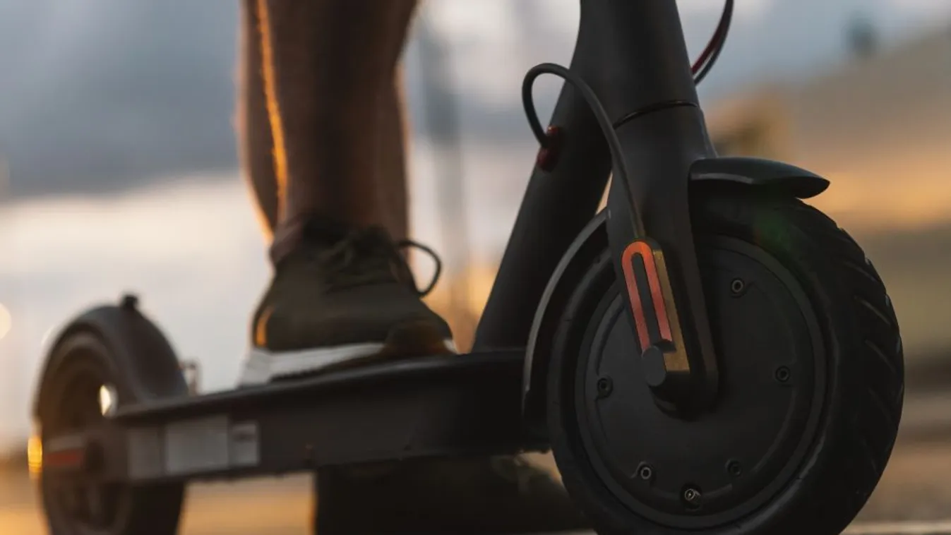 Elektromos rollerrel közlekedett egy férfi az M1-es autópályán