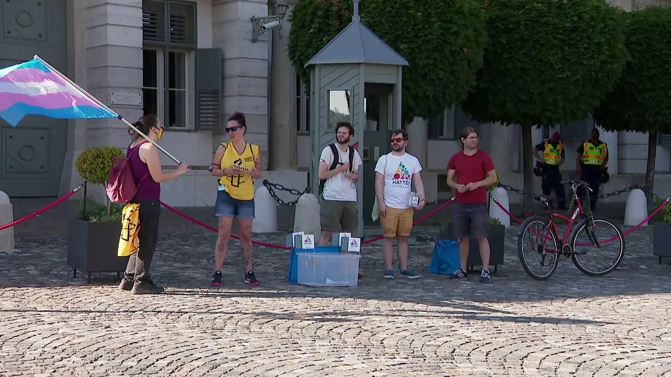 Tüntetés a Sándor-palota előtt