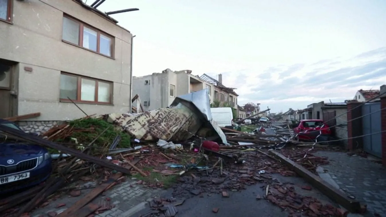 Videón a pusztítás: falvakat tett a földdel egyenlővé a csehországi tornádó