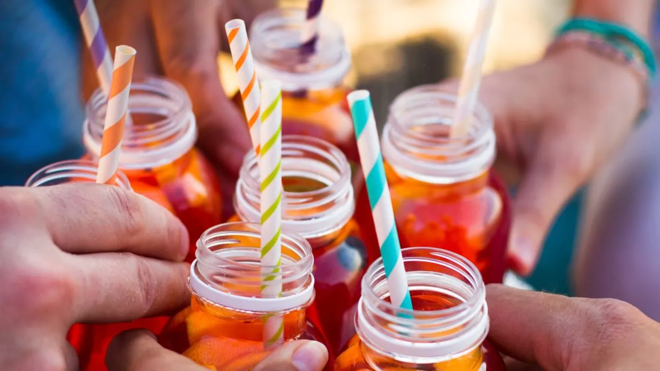 Júliustól tilos lesz a fültisztító pálcika és a szívószál