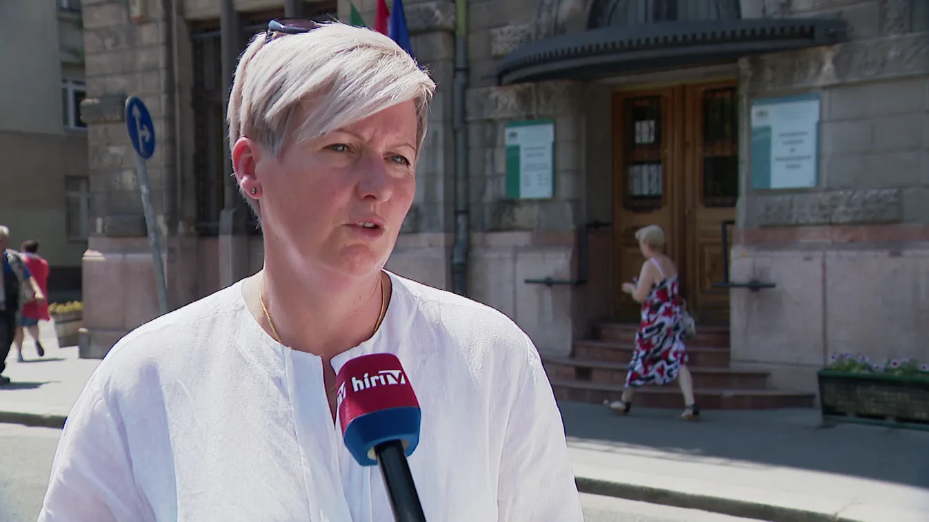 Pride-zászlót tűztek ki a ferencvárosi házasságkötő terem homlokzatára