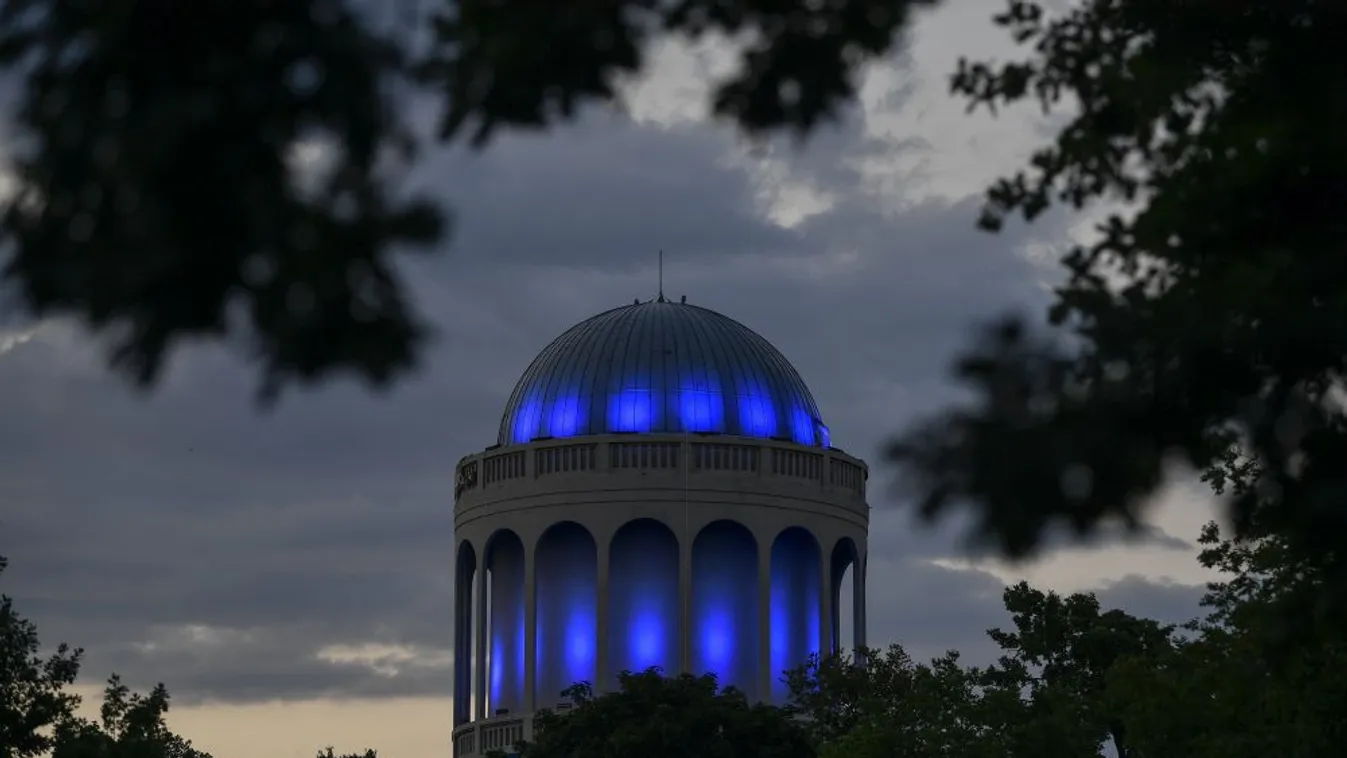 Kékbe borult az ország több épülete