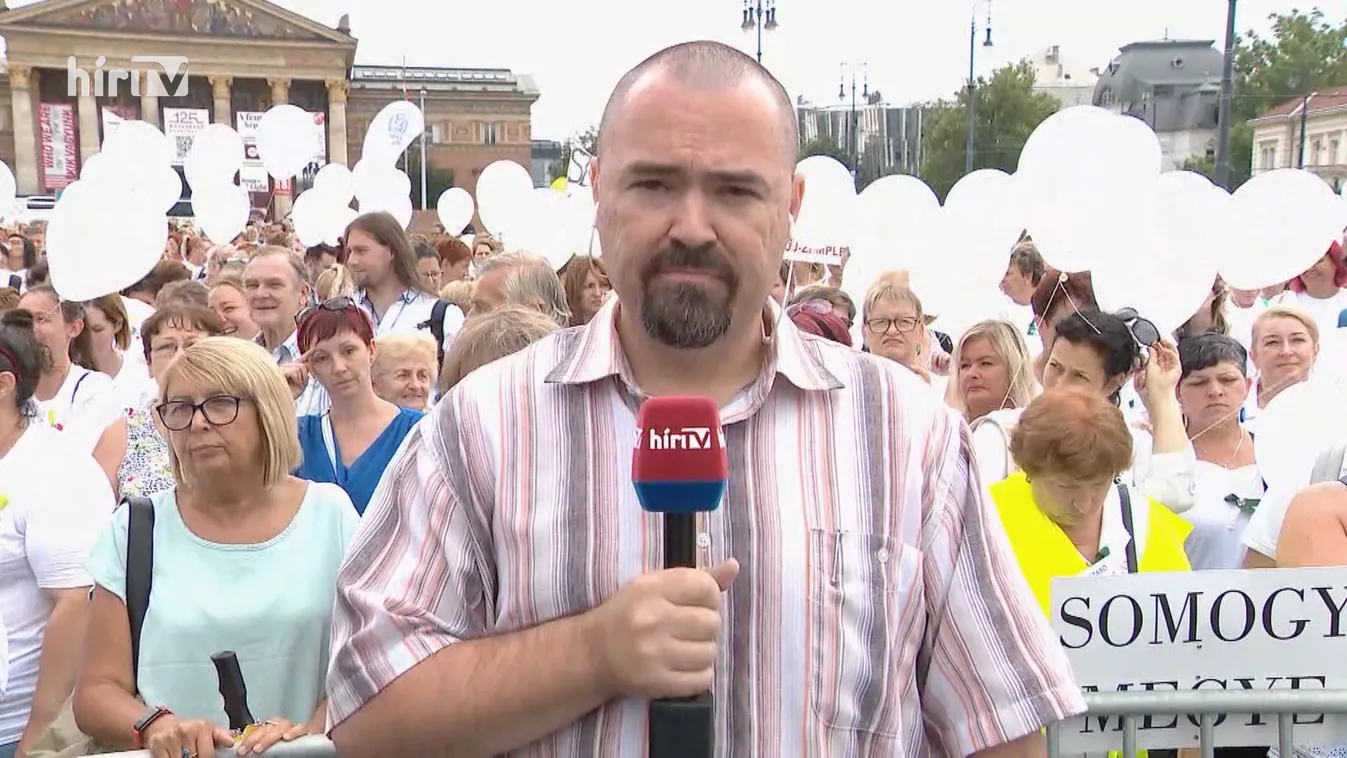 Egészségügyi dolgozók tüntetnek