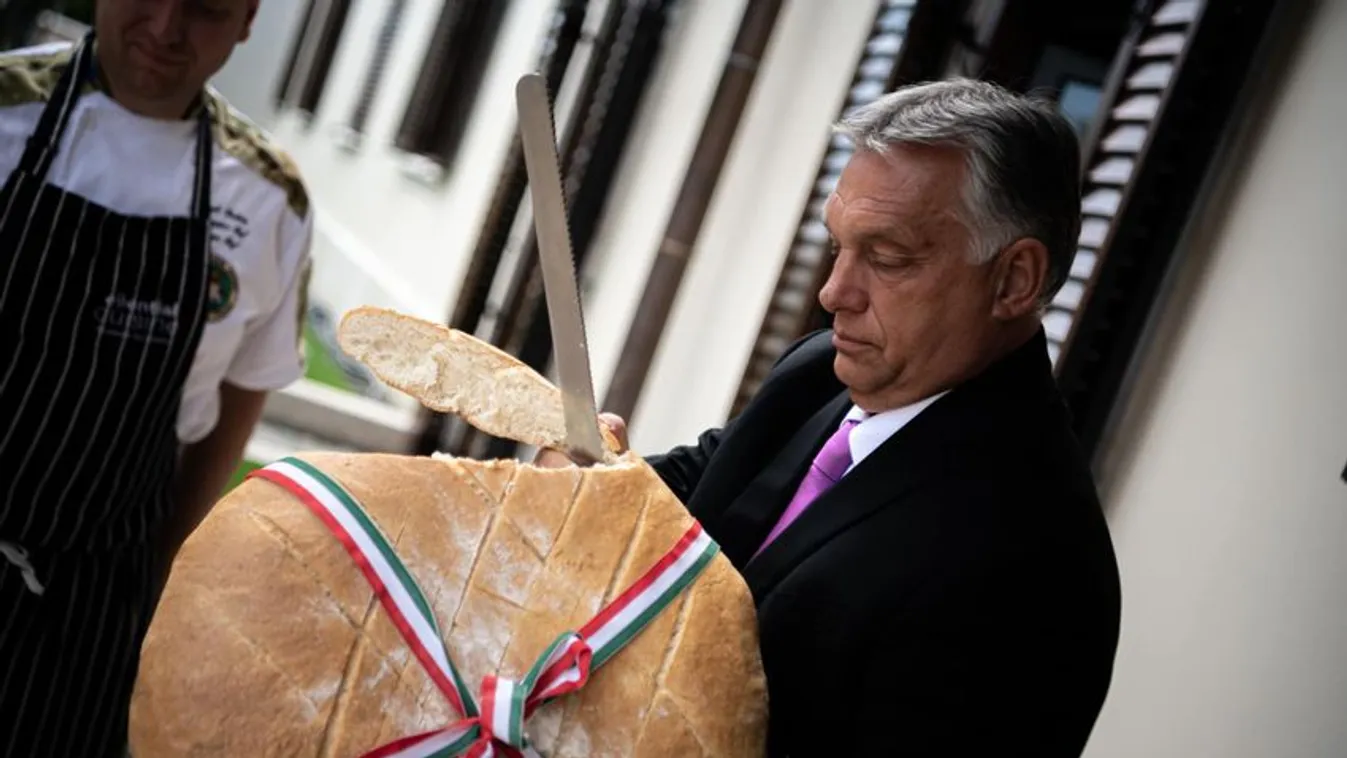 Orbán Viktor már felszelte az új kenyeret Szent István ünnepén