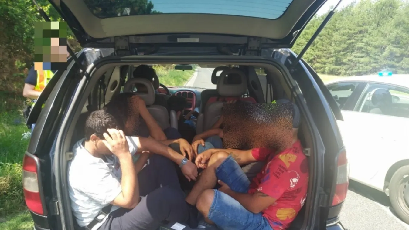 Kilenc migráns egy személyautóban