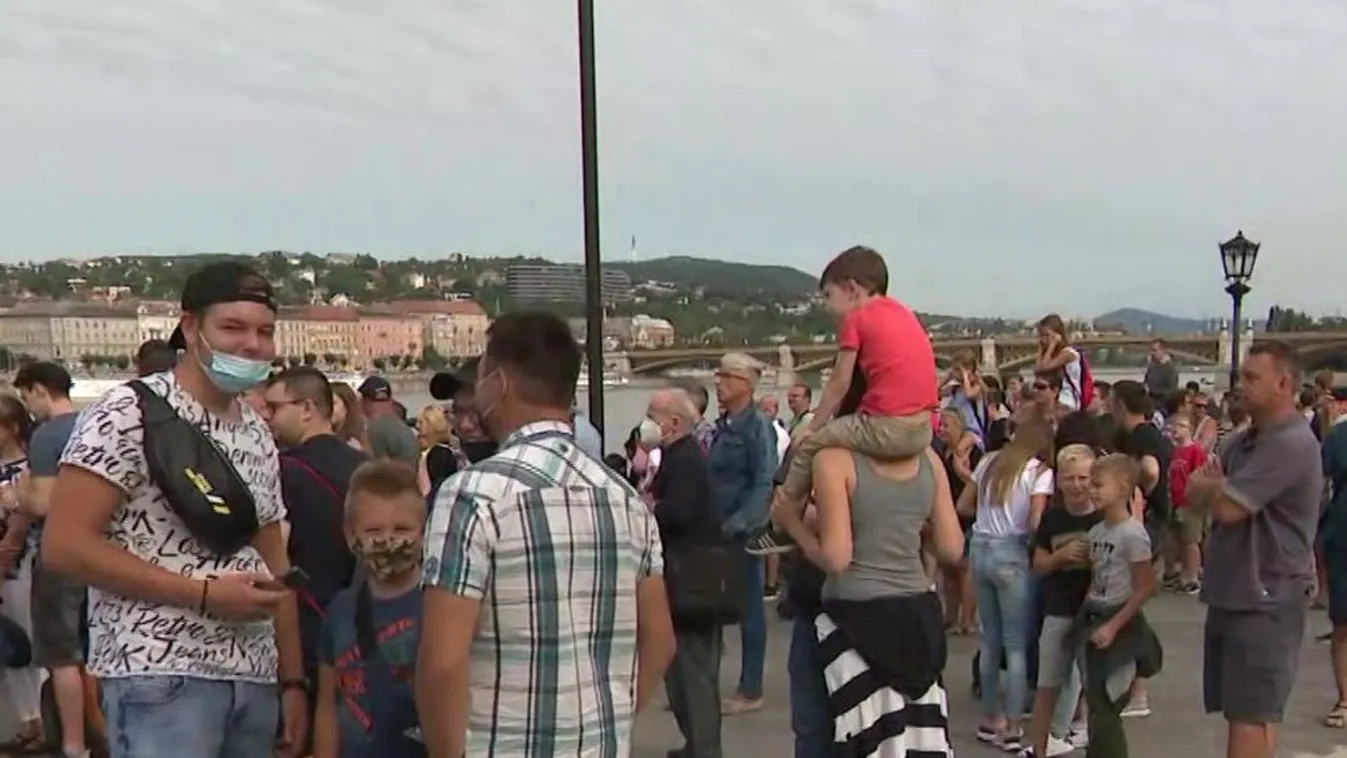 Rengetegen kíváncsiak a légi parádéra