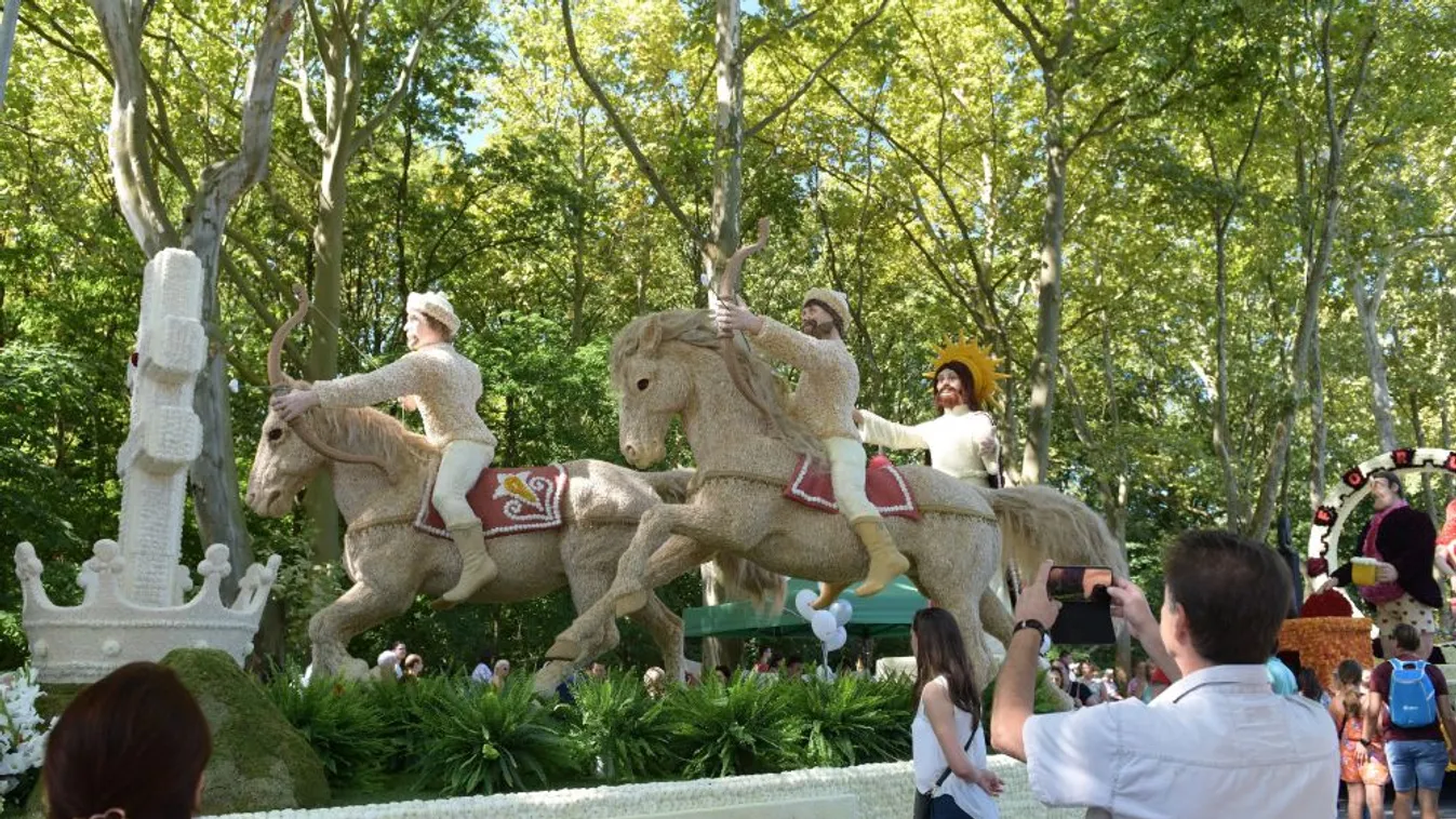 Tizennégy virágkocsi a debreceni Nagyerdőben