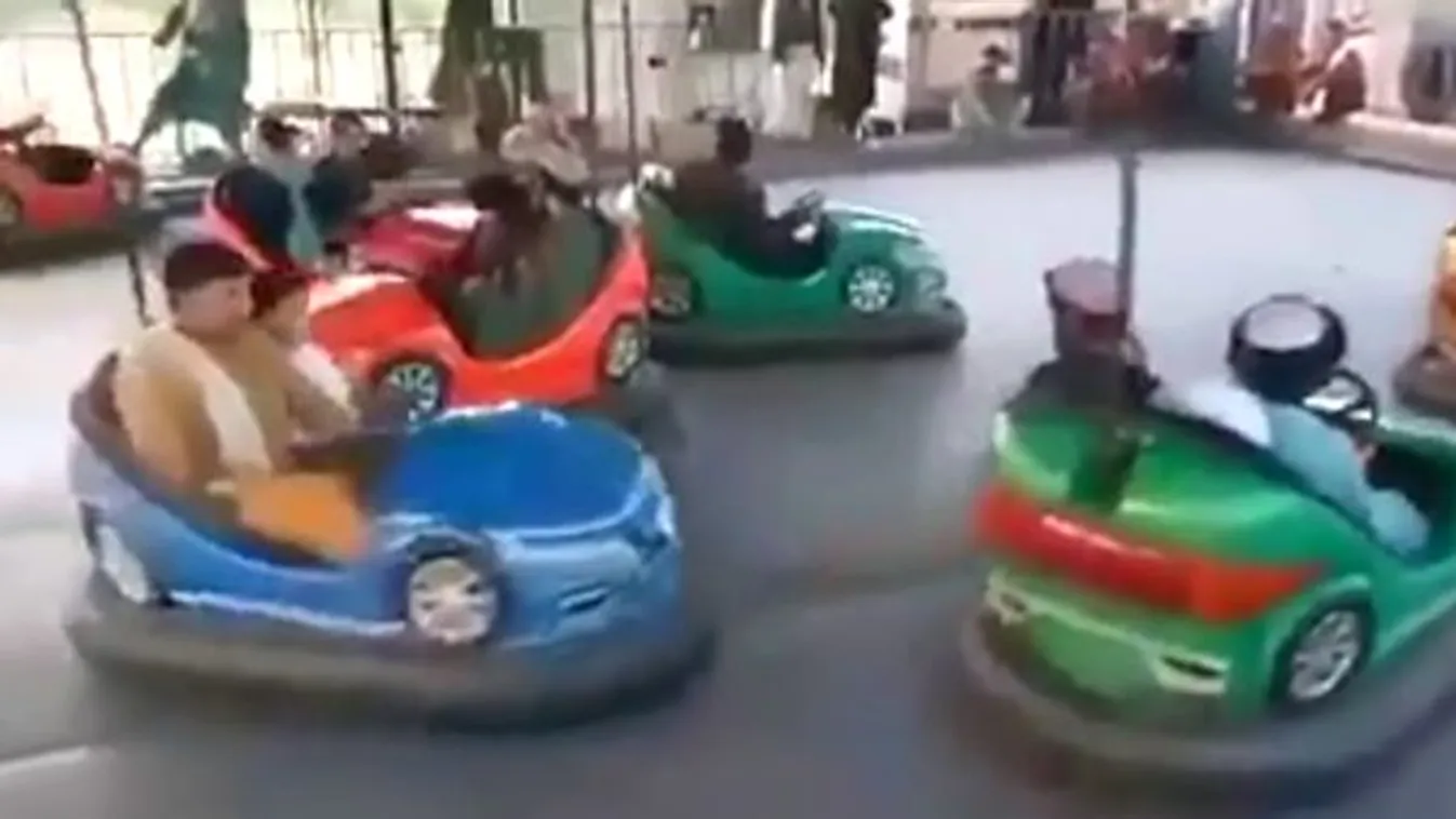 Vidámparkban mulattak a tálibok, miközben fegyveresek ellenőrzik Kabult