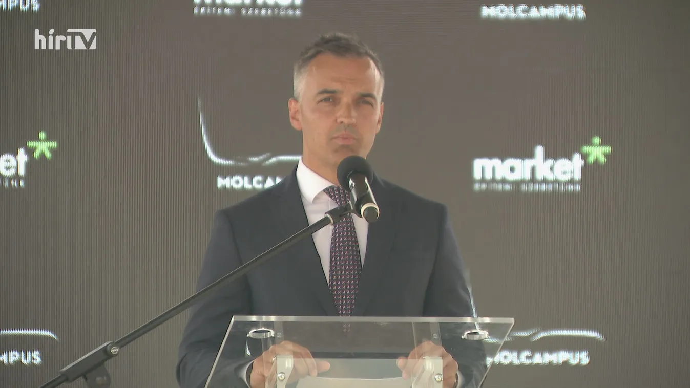 Bokrétaünnep a MOL Campus épületénél