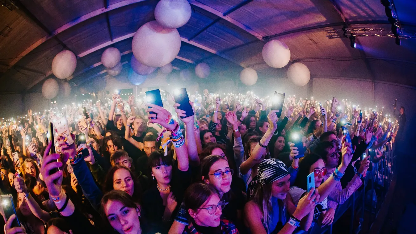 Teltházas volt a péntek a SZIN-en