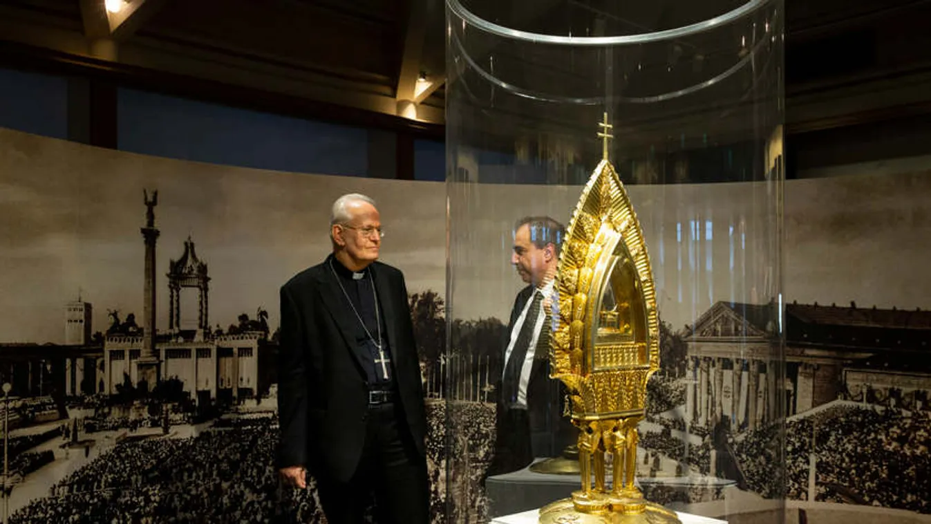 Három tárlat nyílt a hit jegyében a Pesti Vigadóban