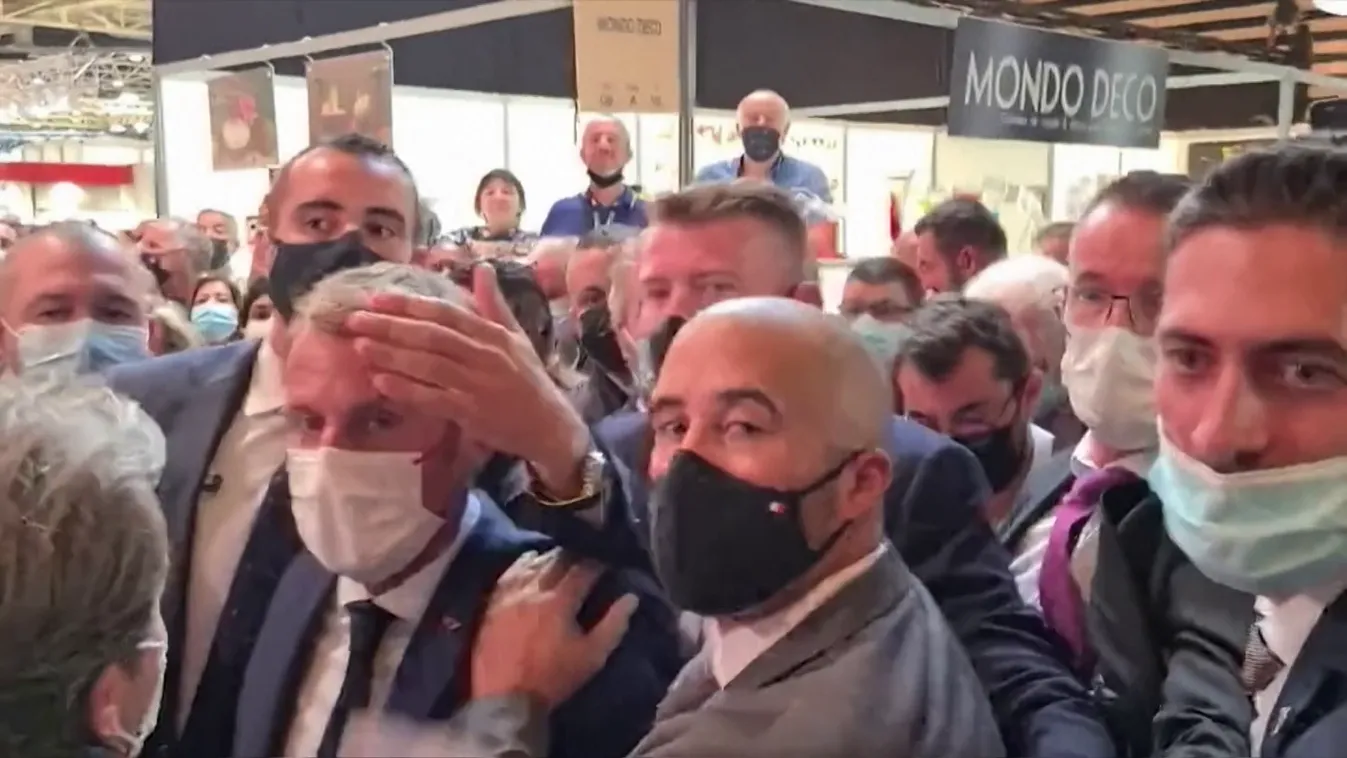Tojással dobták meg a francia elnököt
