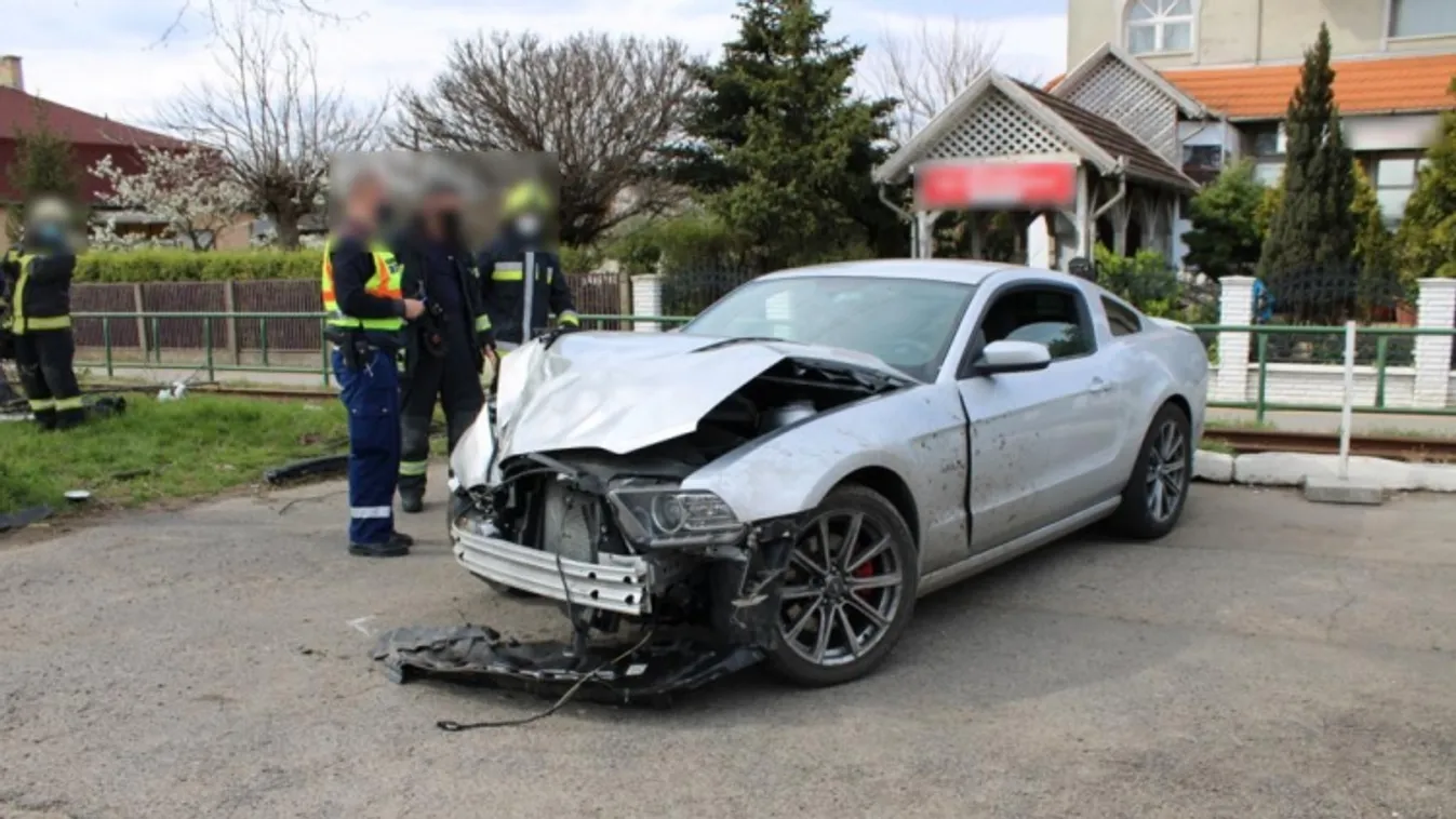 Előzés közben ütközött fának a vétkes sofőr