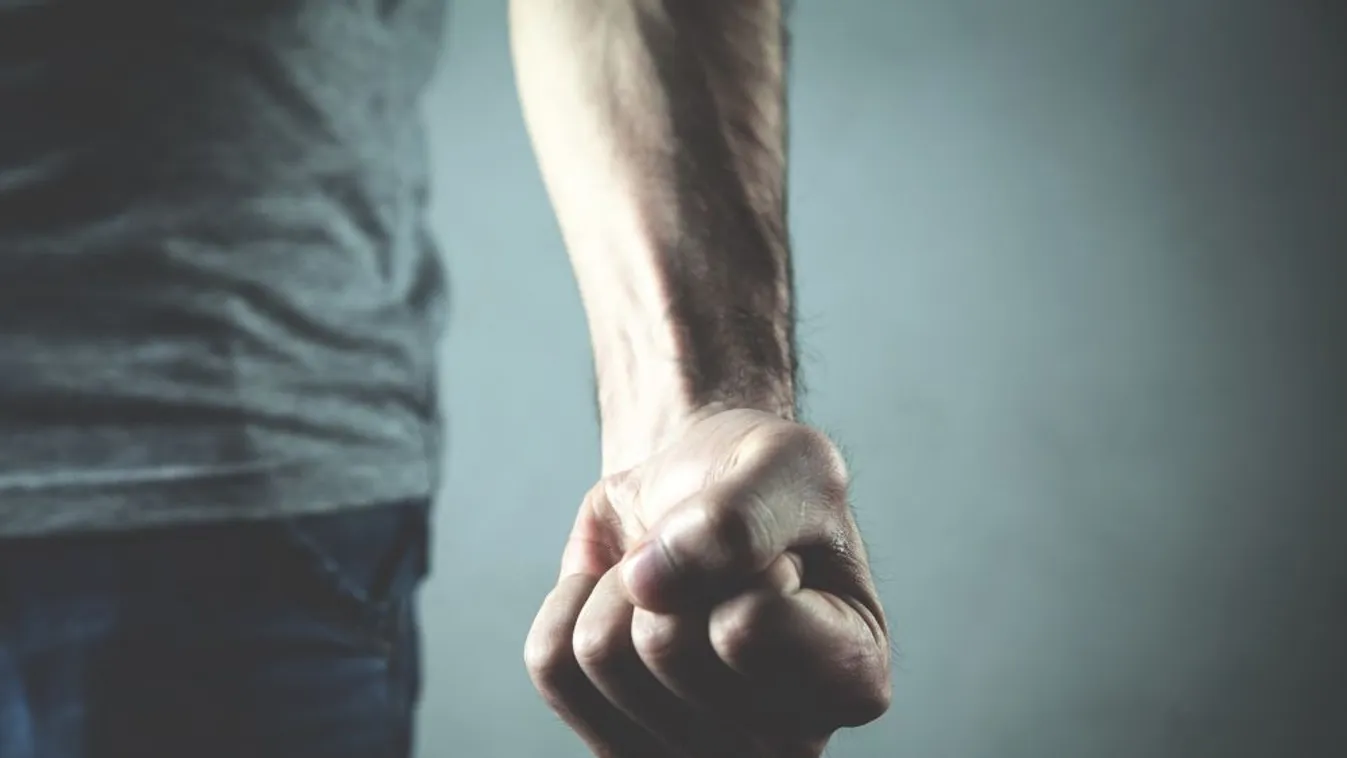 Kötözködött, betörték az orrát