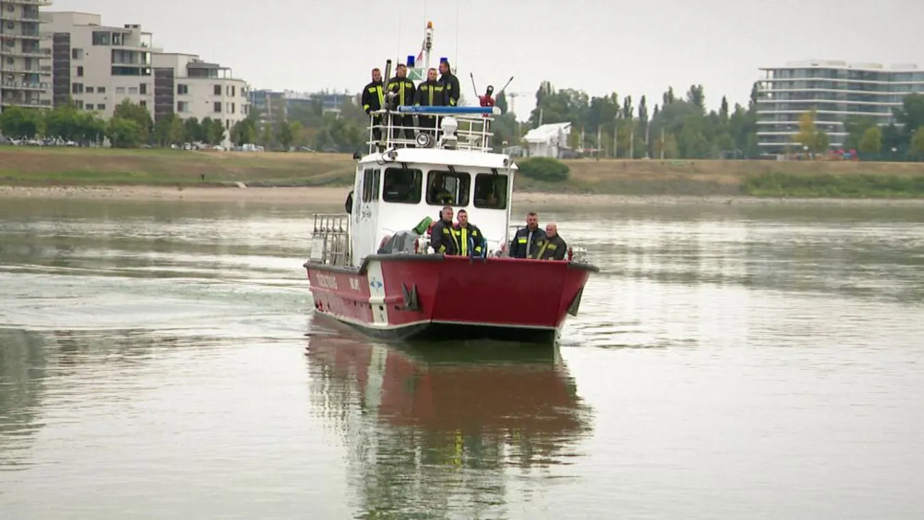 Több tucatnyi tűzoltó a Hajógyári-szigeten