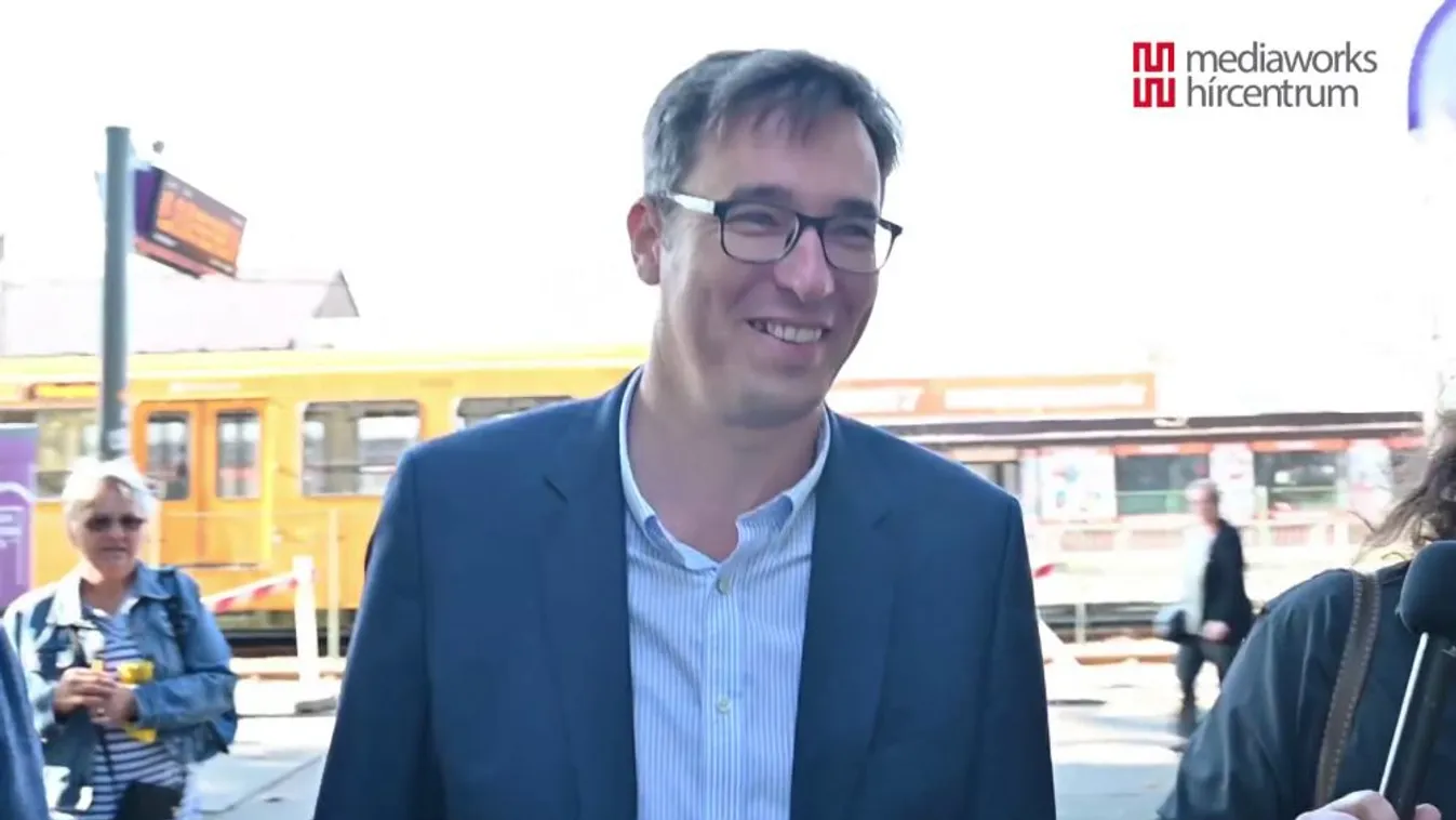 Válasz helyett nevetgélés