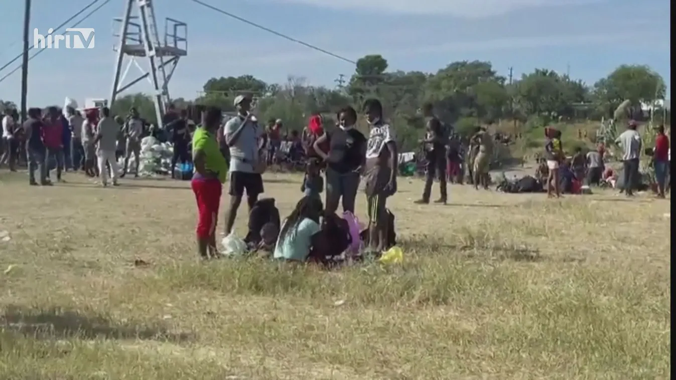 Migránsok ezrei alszanak egy texasi híd alatt