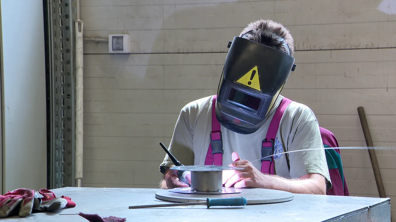 200 ezer forintra emelkedik a minimálbér