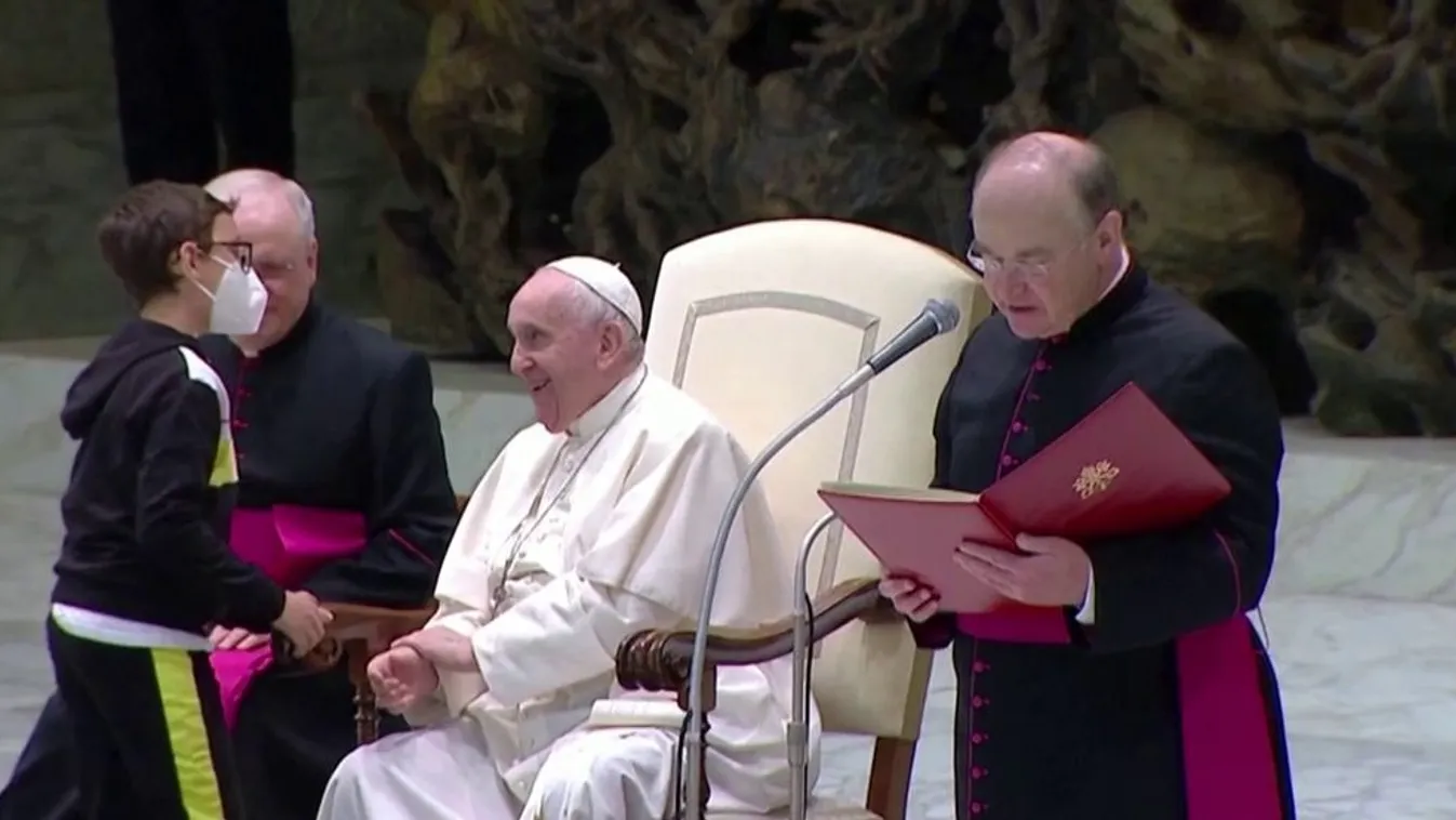 Egy kisfiú ellopta a show-t a pápai eseményen