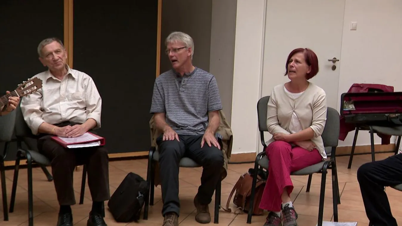 Dalolva tanulnak újra beszélni