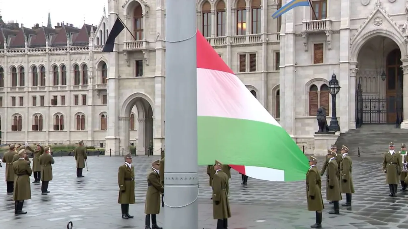 Felvonták, majd félárbocra engedték a nemzeti lobogót az Országház előtt
