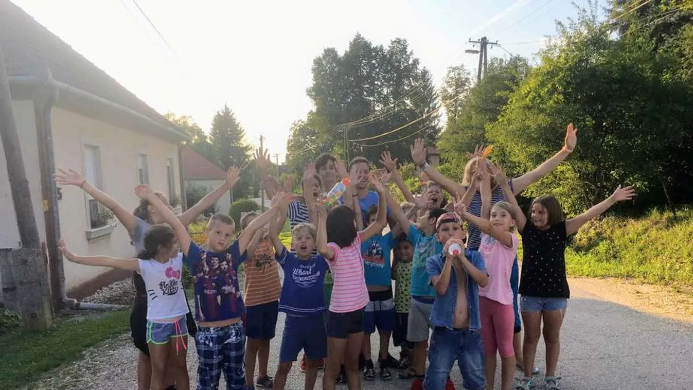 Több száz nehéz sorsú gyermeket patronál a pásztói színház művésze