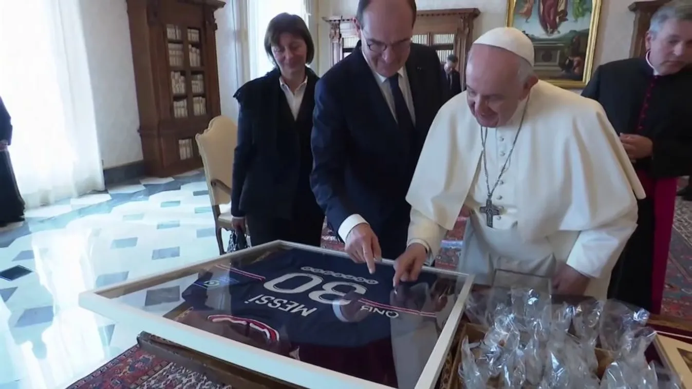 Lionel Messi megajándékozta egy PSG-mezzel Ferenc pápát