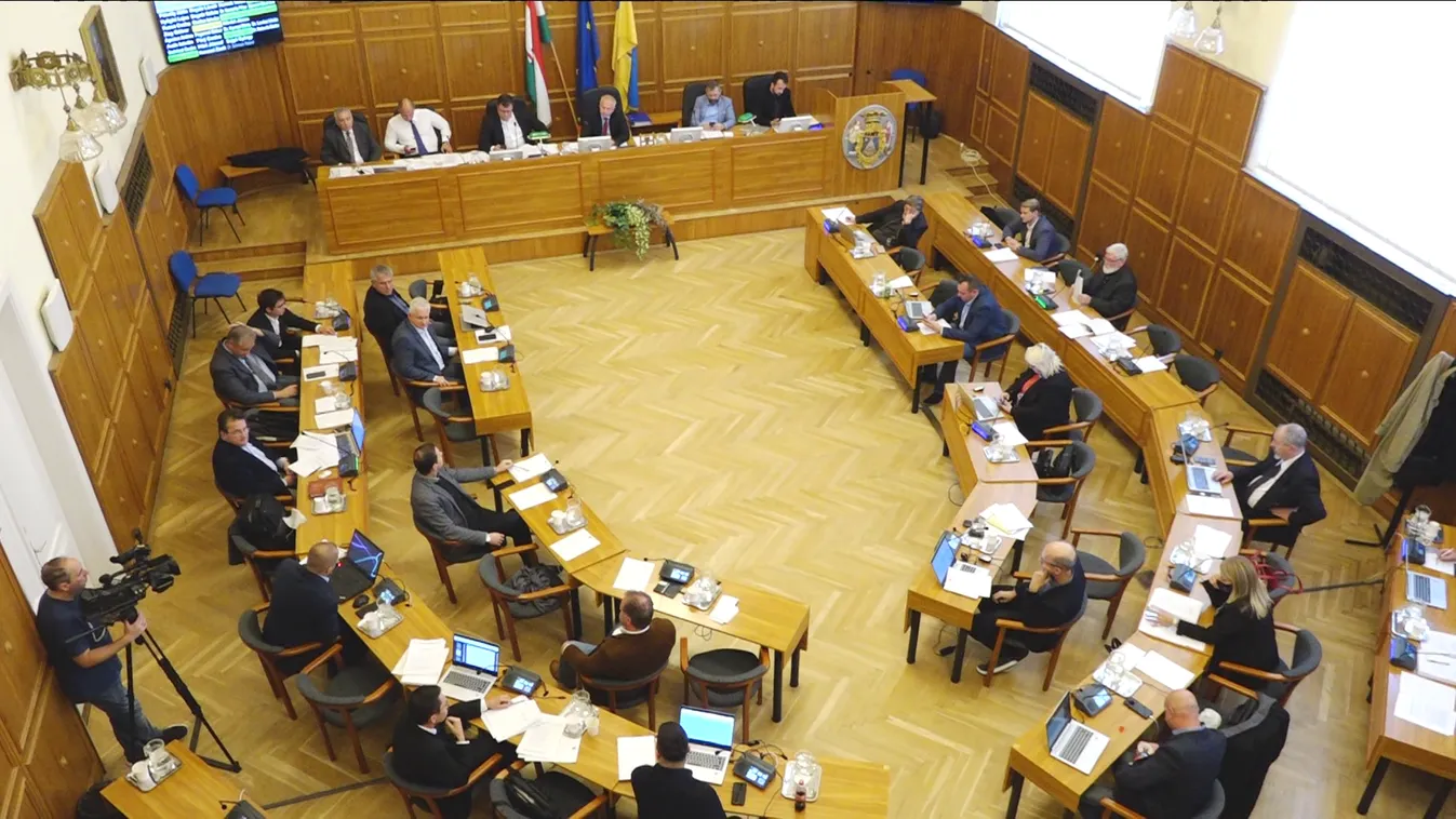 Kizártak két momentumost Pécsett