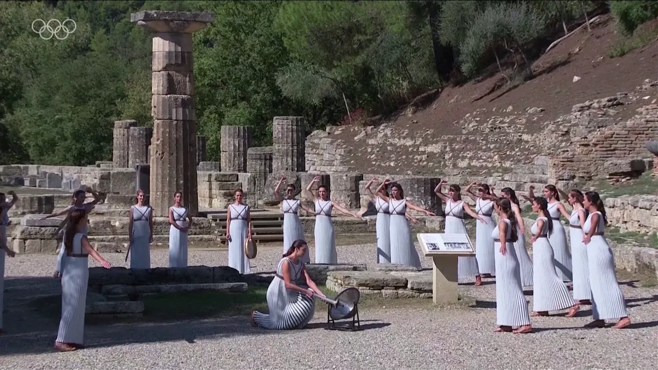 Meggyújtották a téli olimpia lángját