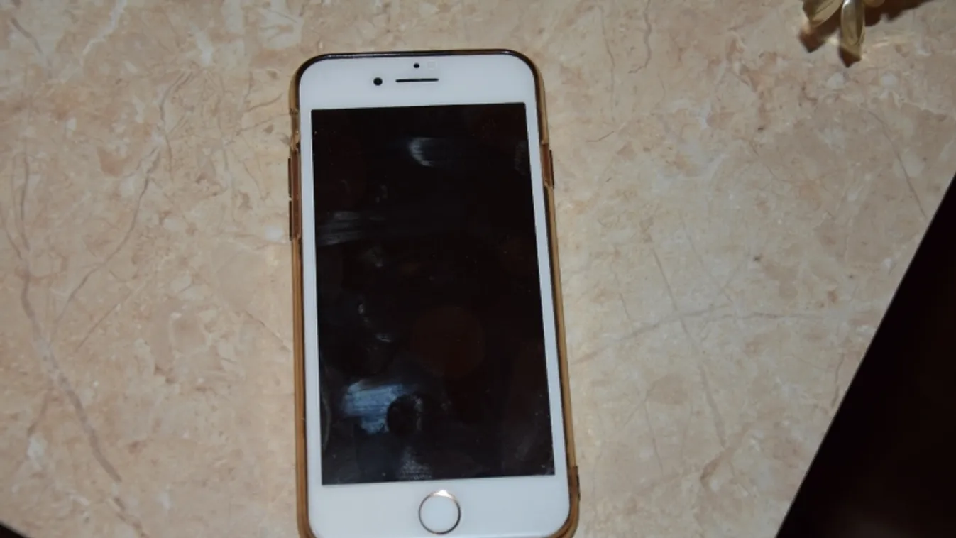 Az időt kérdezte, majd elvette a nő telefonját – őrizetbe vették