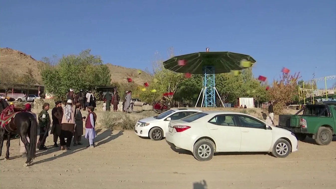 Gépfegyverekkel körhintáznak a tálib katonák