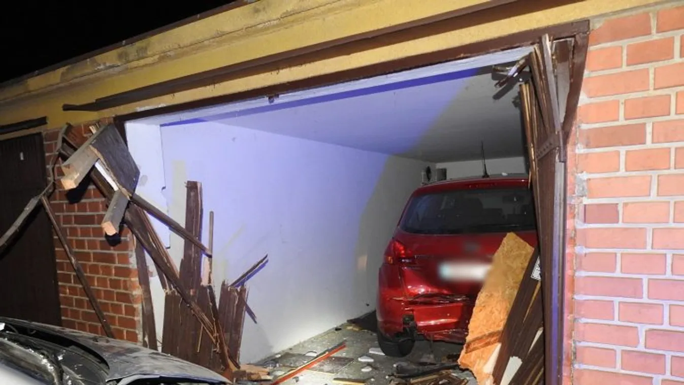 Ittas sofőr csapódott autóval egy garázsba
