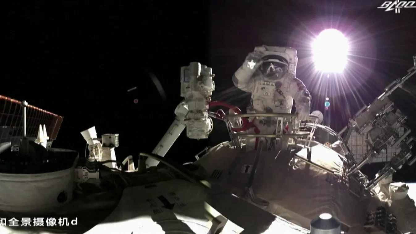 Kínai asztronauták űrsétája