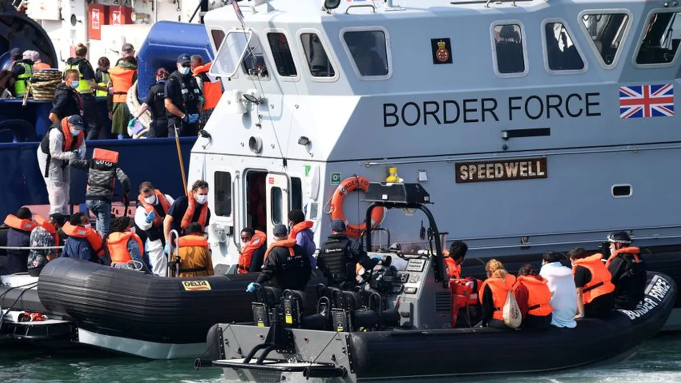 Özönlenek a bevándorlók Angliába a La Manche csatornán keresztül