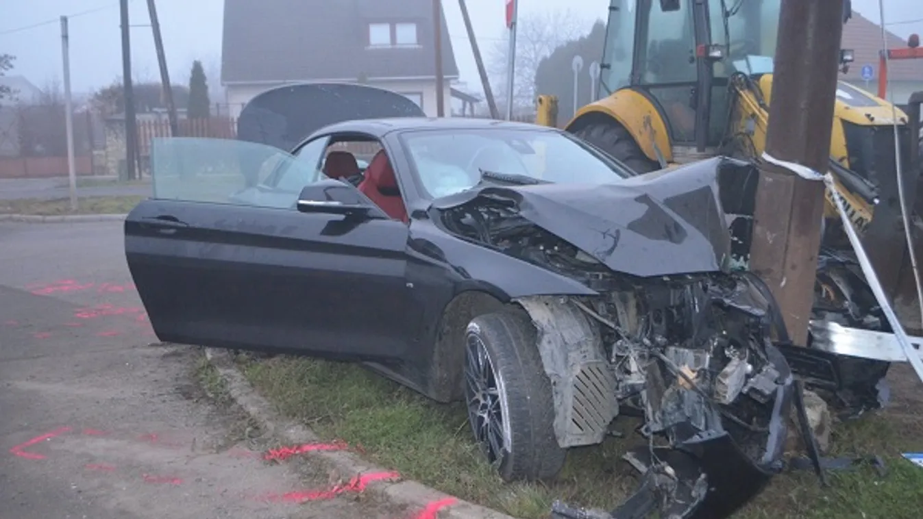 FOTÓK: Ittasan, jogosítvány nélkül csapódott oszlopnak autójával egy fiatal férfi